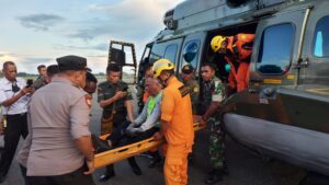 Tim SAR Gabungan Evakuasi Kru dan Penumpang Selamat Helikopter Puskesmas Keliling