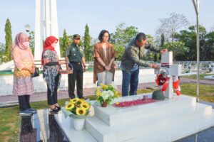 Pindah Tugas, Brigjen TNI. Izak Pangemanan Ziarah ke Makam Alm. Letjen TNI Herman Asaribab