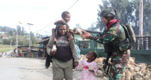 Satgas TNI 328/DGH Berbagi Kasih Bersama Masyarakat Intan Jaya