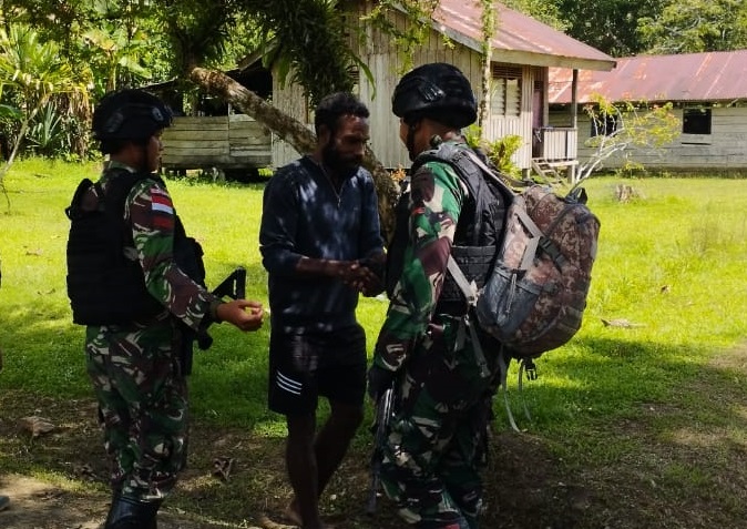 Satgas TNI 405/SK Miliki Budaya Senyum, Salam dan Sapa Masyarakat Papua 1 WhatsApp Image 2022 06 17 at 16.48.17