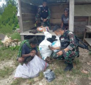 Bantu Perekonomian, Satgas TNI Yonif 711/Rks Beli Hasil Kebun Warga
