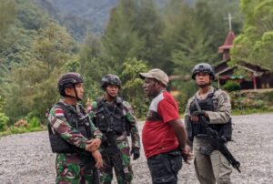 Satgas TNI 405/SK Anjangsana ke Rumah Kepala Suku Kampung Banti I