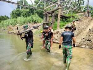 Satgas TNI Yonif 711/Rks Bantu Anak Sekolah Kampung Wambes Seberangi Sungai