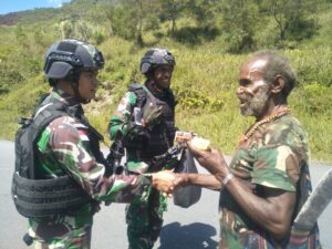 Suasana Harmonis Warga Bersama Satgas TNI 301/PKS di Puncak Jaya