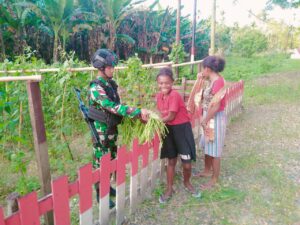 Satgas TNI 711/Rks Berbagi Kasih Hasil Kebun, Warga: Terima Kasih Sudah Bantu