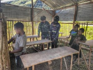 Antusiasme Warga Bantu Satgas TNI 113/JS Buat Rumah Baca