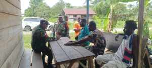 Cara Babinsa Senggi Dekat Dengan Masyakarat Melalui Komsos Humanis