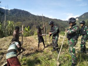 Satgas TNI 301/PKS Bantu Warga Perkuat Ketahanan Pangan di Puncak Jaya