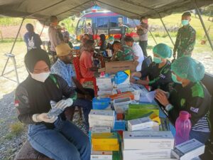 Sinergitas TNI-Polri: Satgas Yonif 142/KJ Sukseskan Vaksinasi dan Pengobatan Massal