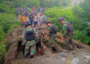 Satgas TNI 142/KJ Gotong Royong Bangun Jembatan Penghubung Kampung Kurima-Pasuaga