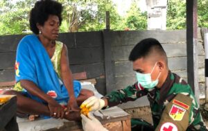 Gerak Cepat Satgas TNI Yonif 711/Rks Bantu Warga Yang Terluka