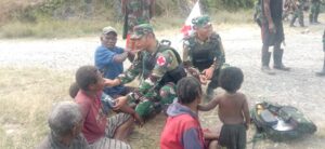Satgas Yonif 301/PKS Berikan Pelayanan Pengobatan Gratis di Kampung Kalome