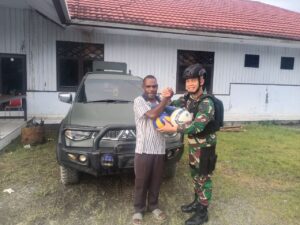 Satgas TNI 113/JS Bantu Perlengkapan Olahraga Bagi Pemuda Kampung Pluggame