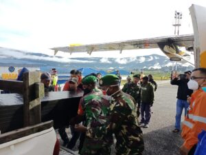 Personil TNI Bantu Kawal Pemulangan Jenazah Korban Penembakan OTK di Deiyai