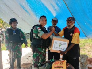 Satgas TNI 126/KC Berbagi kasih Sembako dan Bingkisan di Perbatasan RI-PNG