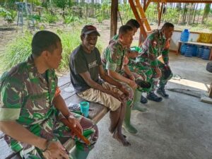 Personil TNI Ajak Masyarakat Kampung Jaifuri Jaga Kamtibmas
