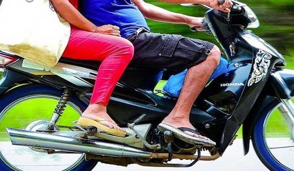 Kasat Lantas Polresta Ambon Imbau Warga Tak Pakai Sandal Saat Bermotor 1 bawa motor pake sandal