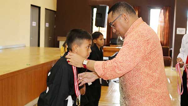 Asisten I Mal Semmy Huwae Kalungkan Medali kor
