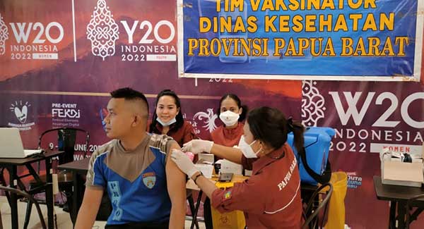 Gerai Vaksinasi Dinkes PB di MCM Manok