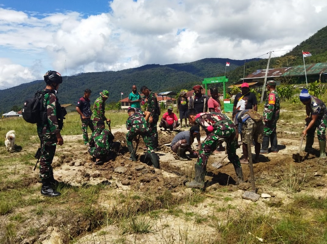 Satgas TNI 405/SK Perbaiki Helipad di Kampung Jila 1 IMG 20220704 WA0022
