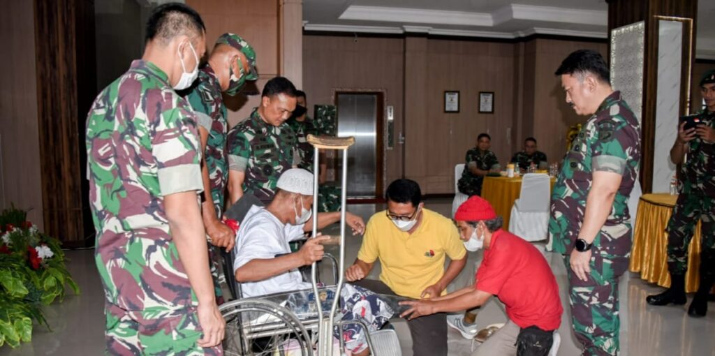 Penuhi Hak Penyandang Disabilitas, Mutiara Pattimura Serahkan Bantuan Kaki Palsu