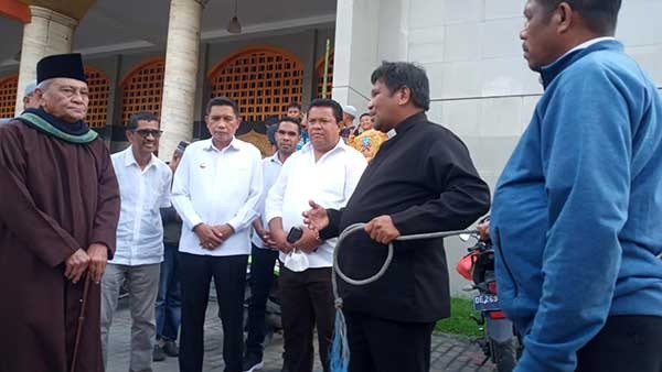 Sinode GPM Salurkan Hewan Kurban ke Pengurus Masjid Al – Fatah Ambon