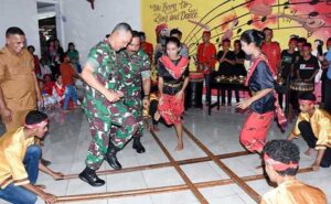 Badendang Bersama, Pangdam Richard Menari – Nyanyi dengan Anak Sanggar di Amahusu