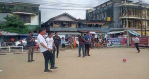 KM 20 Purna Praja Gelar Penalty Kick and Charity di Kelurahan Waihaong