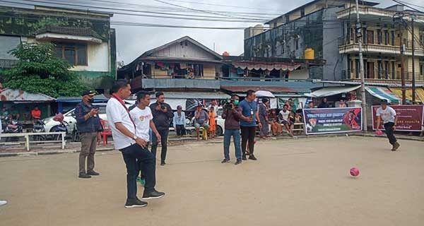 KM 20 Purna Praja Gelar Penalty Kick and Charity di Kelurahan Waihaong
