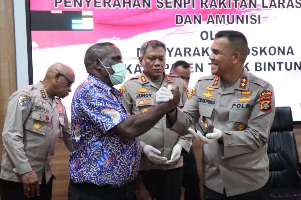 Terima Harta Mas Kawin Suku Arfak, Kapolda Papua Barat Berikan Penghargaan