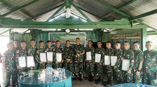 Danrem 172/PWY Beri Penghargaan Prajurit Satgas TNI 126/KC