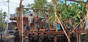 Antusias Bangun Rumah Dan MCK, Itulah Kemanunggalan TNI Rakyat Di Mimika