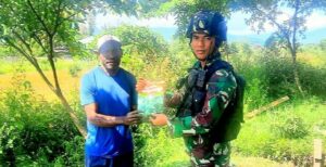 Satgas TNI 142/KJ Berbagi Bibit Tanaman Kepada Warga Kampung Elelim