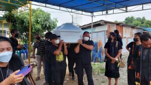 Bentuk Perhatian, Kapendam Cenderawasih Ikut Usung Peti Jenazah Alm Marthina Boko