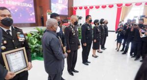 Terima Penghargaan, Kombes Romylus Tamtelahitu Apresiasi Kapolda Papua Barat