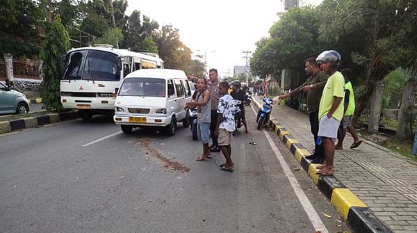 Mobil di Jayapura “Hajar” 2 Motor Sekaligus, Satu Tewas