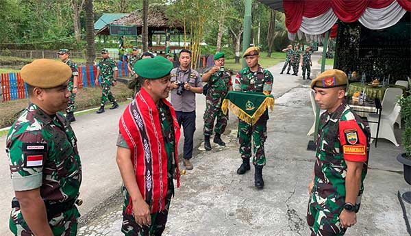 Pangdam 16 PTM kunjungi Satgas Kotis Arhnd 11 BWY