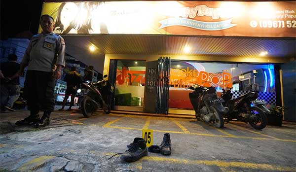 Penganiayaan di Depan Happy Puppy