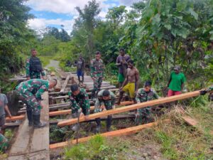 Satgas TNI 142/KJ Perbaiki Jembatan Penghubung Kampung di Yahukimo