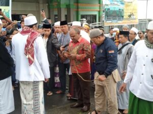 Sholat Idul Adha 1443 H Berjalan Aman, Kapolres Dampingi Bupati Yuni Wonda Serahkan Hewan Qurban