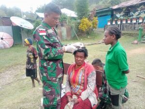 Satgas TNI 142/KJ Obati Luka Robek di Kepala Mama Dince Wanimbo