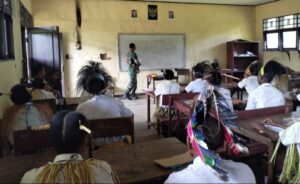 Babinsa Wartas Mengajar Wawasan Kebangsaan Bagi Siswa SMAN Marikai Mamra