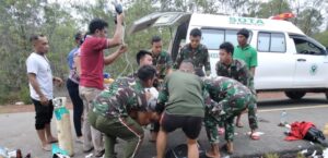 Satgas TNI 123/RW Bantu Evakuasi Korban Laka Lantas di Jalan Trans Merauke-BVD