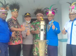 Babinsa Biak Timur Sambut Kirap Api Obor Sidang Sinode GKI Tanah Papua 2022