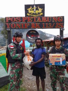 Satgas TNI 113/JS Berbagi Kasih Paket Sembako di Kampung Tinolok