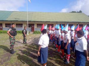 Satgas TNI 142/KJ Bentuk Karakter Tangguh Siswa Baru SMA N 1 Elelim