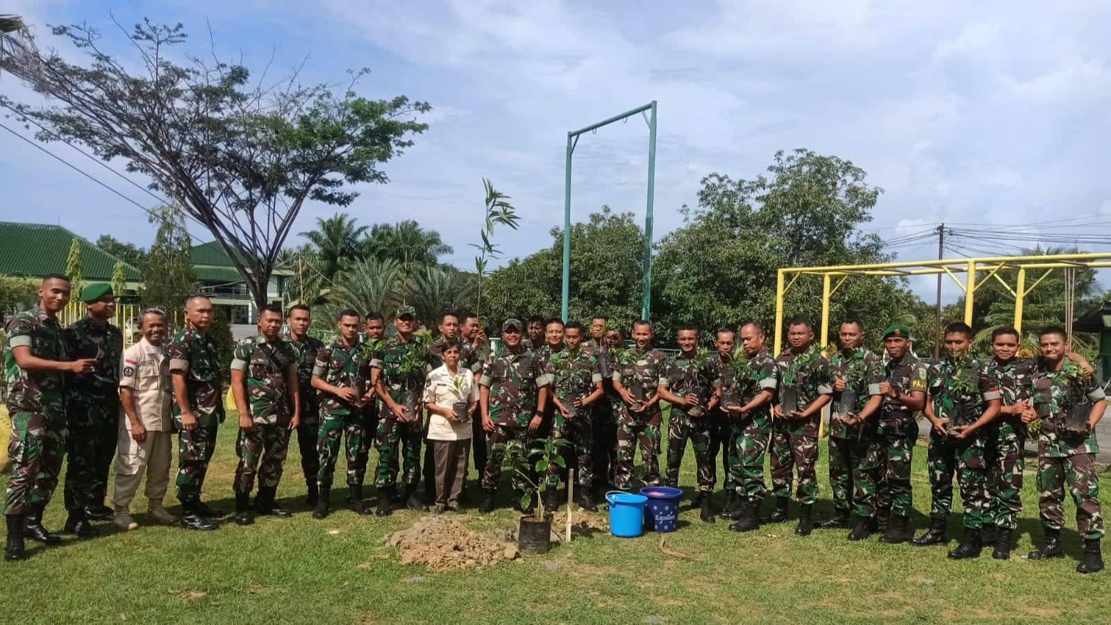 Kajasdam XVII/Cenderawasih Bersama Personel TNI Tanam Puluhan Bibit Pohon 1 WhatsApp Image 2022 07 17 at 15.49.37