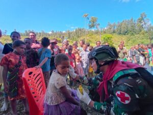 Satgas TNI 328/DGH Gelar Pengobatan Massal di Kampung Titigi Intan Jaya