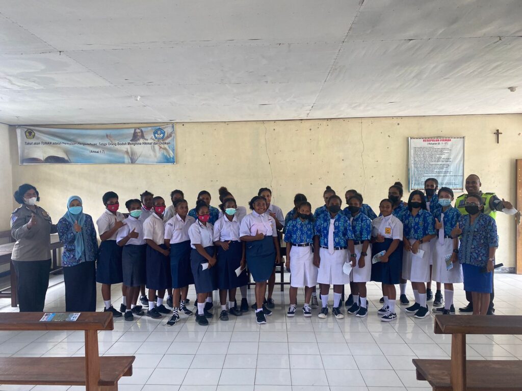 Anggota Dikyasa Polres Manokwari Sosialisasi Tertib Lalin di SMA YABT