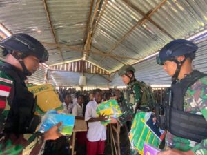 Satgas TNI 113/JS Bagikan Tas dan Buku Gratis di SD Kampung Wuyuneri